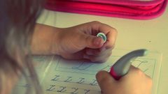 Ni�a realizando ejercicios