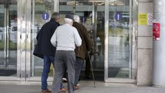 Mayores entrando al Hospital Arquitecto Marcide para la segunda dosis de la vacuna