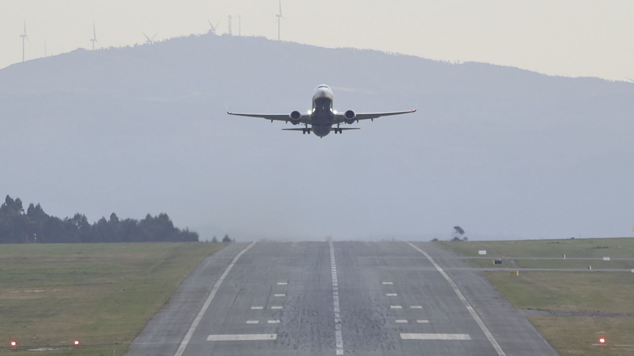 Las aerolíneas abren un frente contra Aena por subir las tasas aeroportuarias pese a ganar 1.300 millones