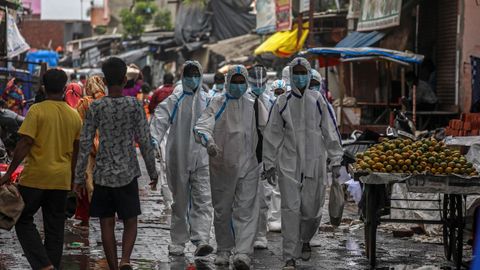 Trabajadores de la salud indios se van despu�s del chequeo m�dico de los residentes de las zonas m�s afectadas en Ambujwadi, Mumbai, India.