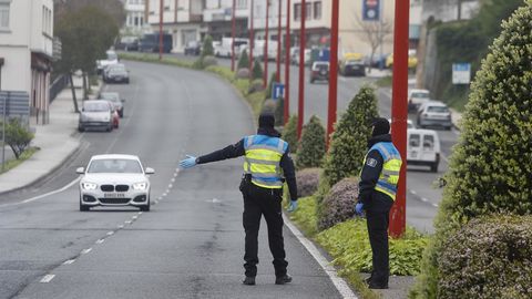 Control de carretera de Guardia Civil y Polica Local, para entrar y salid del puente de As Pas, en Fene