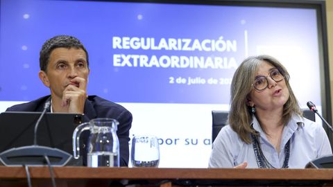 Los secretarios de Estado de Migraciones, Pilar Cancela, y de Seguridad Social y Pensiones, Borja Su�rez, durante la rueda de prensa para hacer balance del proceso extraordinario de regularizaci�n, una vez concluido el plazo de presentaci�n de solicitudes, este jueves en Madrid.