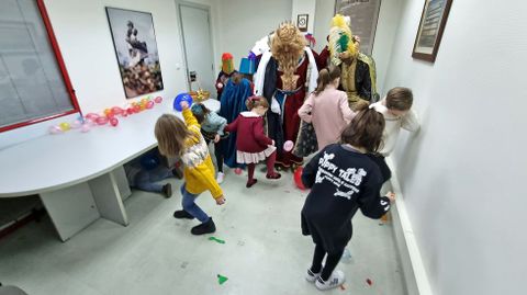 Sus majestades los Reyes Magos de Oriente visitaron la delegacin de La Voz de Galicia en Pontevedra