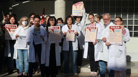Concentraci�n en el centro de salud de Cambados, la semana pasada, con motivo de la convocatoria de la huelga.