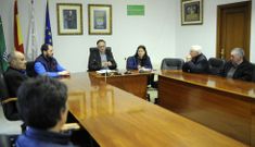 Representantes municipales y criadores de gallos se reunieron ayer en el consistorio cruce�o.