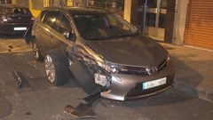 En la imagen se aprecian los restos del siniestro en la calzada y la rueda que perdi� tras la colisi�n
