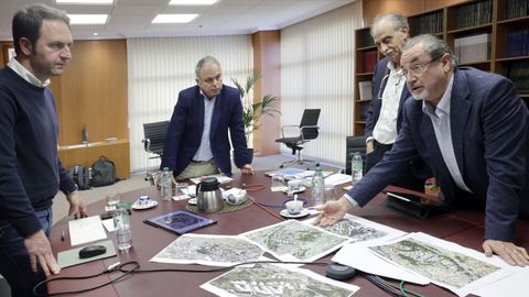 Jos&eacute; Alonso Carrasco, Heriberto Garc&iacute;a Porto, Xavier Rivas Barros y &Aacute;lvaro Fern&aacute;ndez Carballada, ante planos de los proyectos.