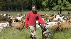 Joan Alib�s, un joven catal�n asentado en Meira, con el reba�o de cabras y ovejas cuyos productos vende a trav�s de la Red.