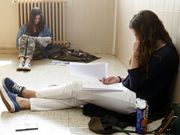 Uno de los ex�menes en la ma�ana de ayer y alumnas en los pasillos del centro repasando apuntes antes de la siguiente prueba. 