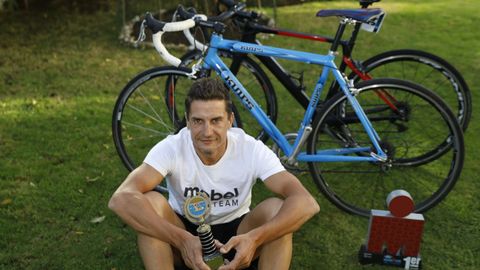 Ivn Raa, en una imagen de archivo, con la bicicleta con la que gan el Mundial de Cancn