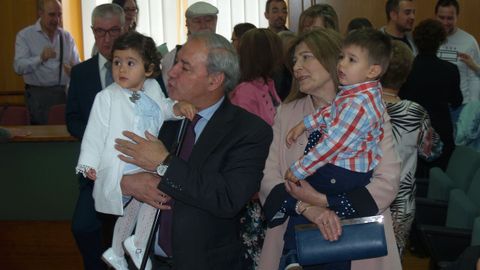 El alcalde de Monforte, José Tomé (PSOE), con su esposa y sus dos nietos, tras recibir el bastón municipal
