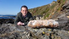 Borja Balea, con el proyectil que se encontr� en la costa