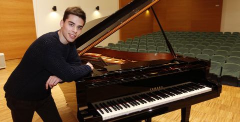 El objetivo de Aaron Siebert-Sío, es poder pagar los estudios de Composición con el profesor Octavio Vázquez.