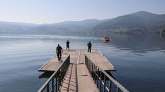 Varios agentes controlan la zona desde tierra mientras otros recorren el embalse con la zdiac