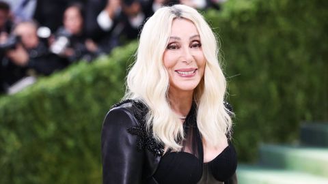 Cher posando en la gala MET a principios de mayo
