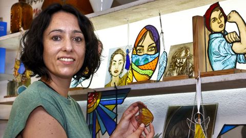 Cristina junto a algunas de las obras de su marca, Anacos de Cores