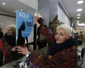 Con un cartel de la promoci�n en Skala Peluqueros. 