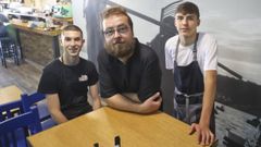 Jos� Rodr�guez-Moldes, en el centro, con Mario Lorenzo y Xabi S�nchez, empleados del local. 