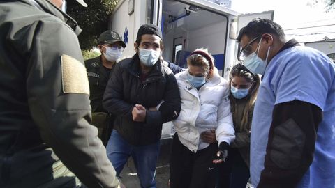 Áñez, flanqueada por sus hijos, se dirige a un centro médico días después de haber intentado suicidarse en la cárcel, el pasado mes de agosto