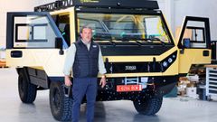 El consejero delegado de Torgo y Little Electric Car, Rub�n Blanco, posa con el Torgo.