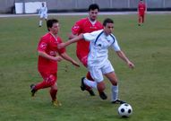 Rub�n Quiroga conduce el bal�n en el campo de A Pinguela en un partido de esta temporada.
