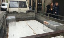 Operarios de Vilagarc�a, transportando ayer las urnas a los distintos colegios electorales. 