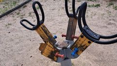 Estado de uno de los elementos de juego del parque infantil para el que el PP demanda mejoras en Marrozos.