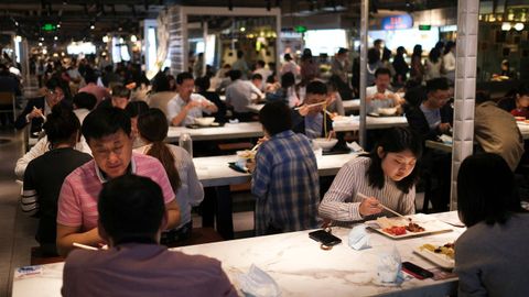 Decenas de personas almuerzan en un restaurante de la ciudad china de Pekn