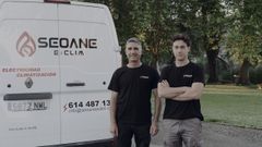 Jorge Seoane posa junto a su hijo Paulo pr�ximos a una furgoneta de su reci�n estrenada empresa.