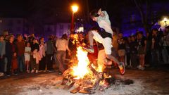 En la imagen, un joven salta la hoguera en la plaza 8 de marzo de Santiago