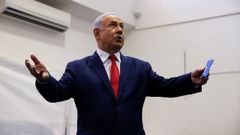 Benjamin Netanyahu, momentos antes de votar