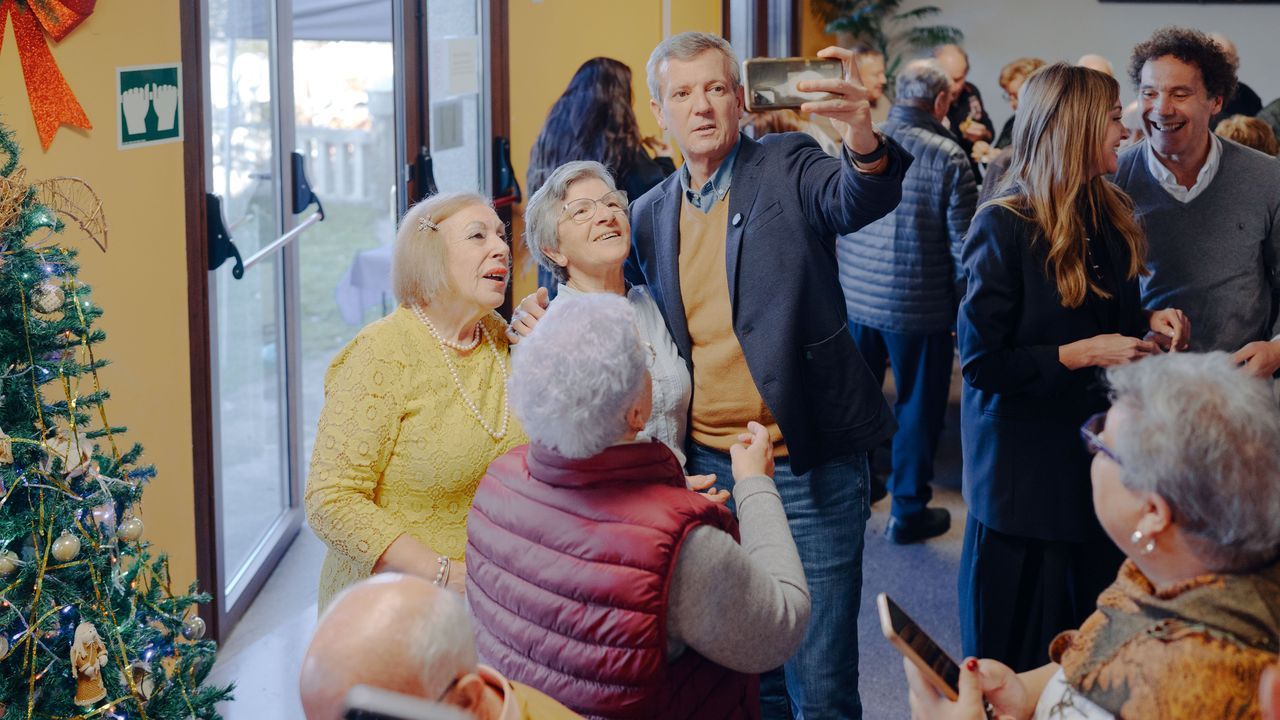 Más de 300 gallegos combaten la soledad no deseada gracias al programa Xuntos polo Nadal