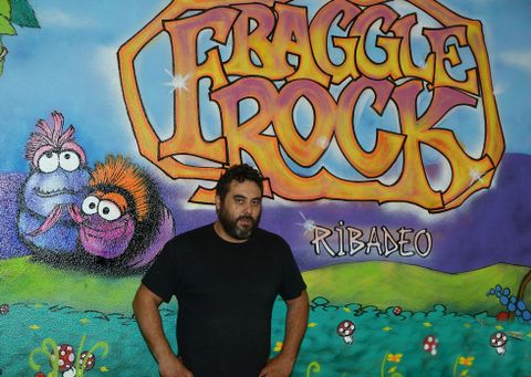�scar Lema ultimando preparativos para abrir Fraggle Rock en Ribadeo. 