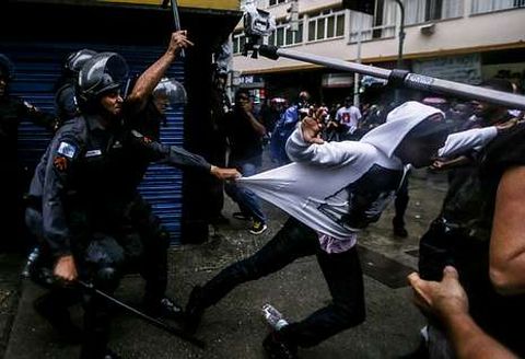 Los agentes intentan apresar a un manifestante en pleno centro tur�stico de R�o.