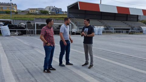 De izquierda a derecha, �ngel Fern�ndez, Francisco Cajoto y Javier Casti�eira, durante su visita a las obras que se acometen en el campo municipal de Malates, en Foz