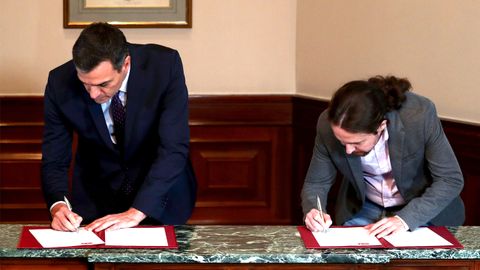 Pedro S�nchez y Pablo Iglesias firman el preacuerdo de Gobierno en el Congreso