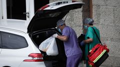 Los sanitarios del Sergas realizaron esta ma�ana pruebas PCR a los 24 jugadores del equipo madrile�o que se encuentran en el interior del hotel coru��s NH Finisterre