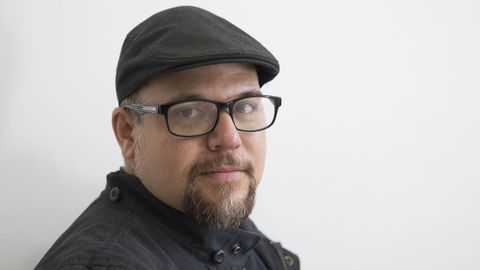 Ortu�o golpea con un libro de relatos �carnavalescamente f�nebre�