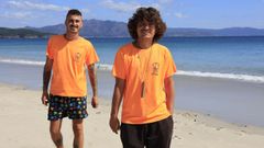 Iago L�pez y Salvador Fern�ndez trabajaron dos meses en la playa de Langosteira.