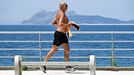 Imagen de archivo de un hombre corriendo en�la playa de Samil, en Vigo.