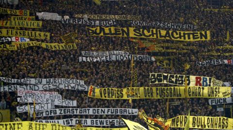 Grada de aficionados del Dortmund durante el partido contra el Leipzig