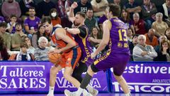 Guillem Jou presionado por el exjugador del Leyma Ingus Jakovics