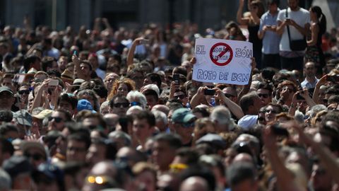 Los ciudadanos espaoles han rendido homenaje a las vctimas con un minuto de silencio en la Plaza de Catalua