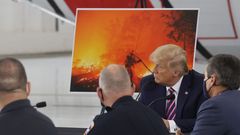 Trump se reuni� con los equipos de seguridad y emergencias en  McClellan Park, una antigua base a�rea a las afueras de Sacramento