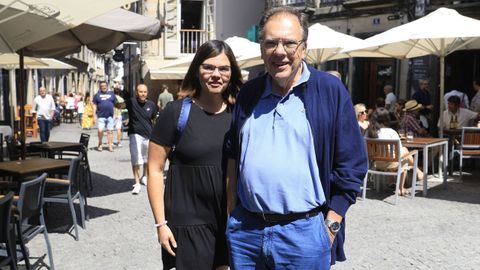 Miguel ngel, de Len, paseando por Lugo con su hija