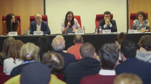 Los cuatro cabezas de lista de los cuatro partidos con representacin en el Concello de Santiago, en un debate electoral este mircoles en el Centro Sociocultural del Ensanche