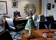 Una reproducci�n de la Virgen del Pilar preside una de las mesas del despacho del coronel.