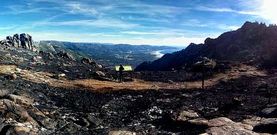 Imagen tomada ayer en la que se ve c�mo ha quedado el monte Pindo tras el incendio que arras� unas 2.200 hect�reas.