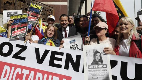 El senador David Luna posa con un grupo de ciudadanos venezolanos en una protesta frente a la oficina de la ONU para los Derechos Humanos, en Bogot.