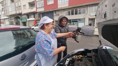 Alice Juliet y Maria ngeles Lorenzo rescatan un gatito del motor del vehculo de esta ltima